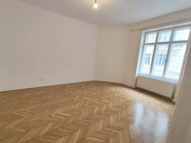 Stylish period building Quiet courtyard-facing 2-room old building apartment in Westbahnstraße