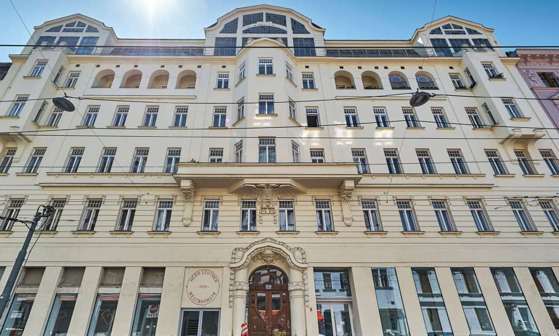 Stylish period building Quiet courtyard-facing 2-room old building apartment in Westbahnstraße