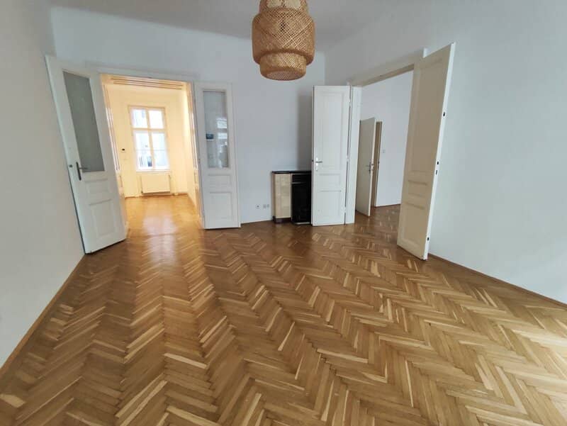 Stylish period building Quiet courtyard-facing 2-room old building apartment in Westbahnstraße