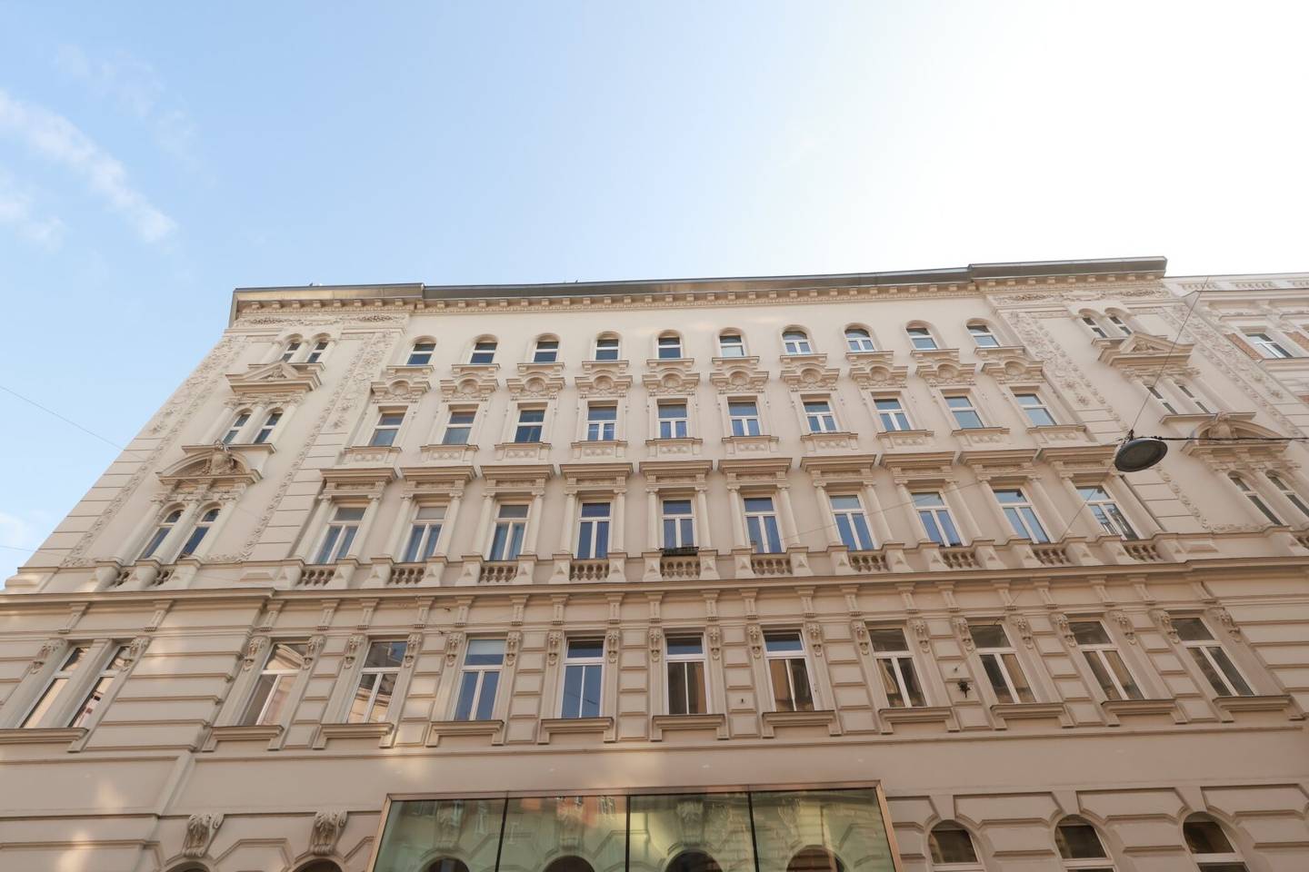 Old building apartment near Augarten with generous layout