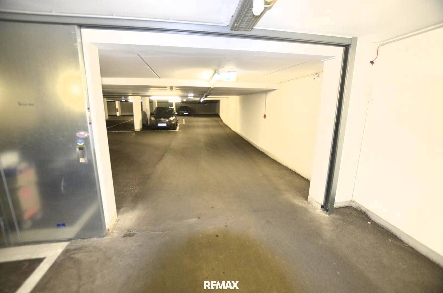 Underground parking space for rent in Schwechat center