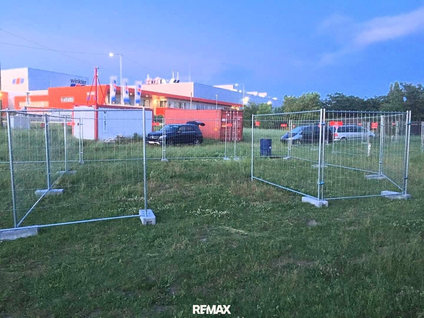 Storage space with vehicle parking in Himberg, approx. 100 m²
