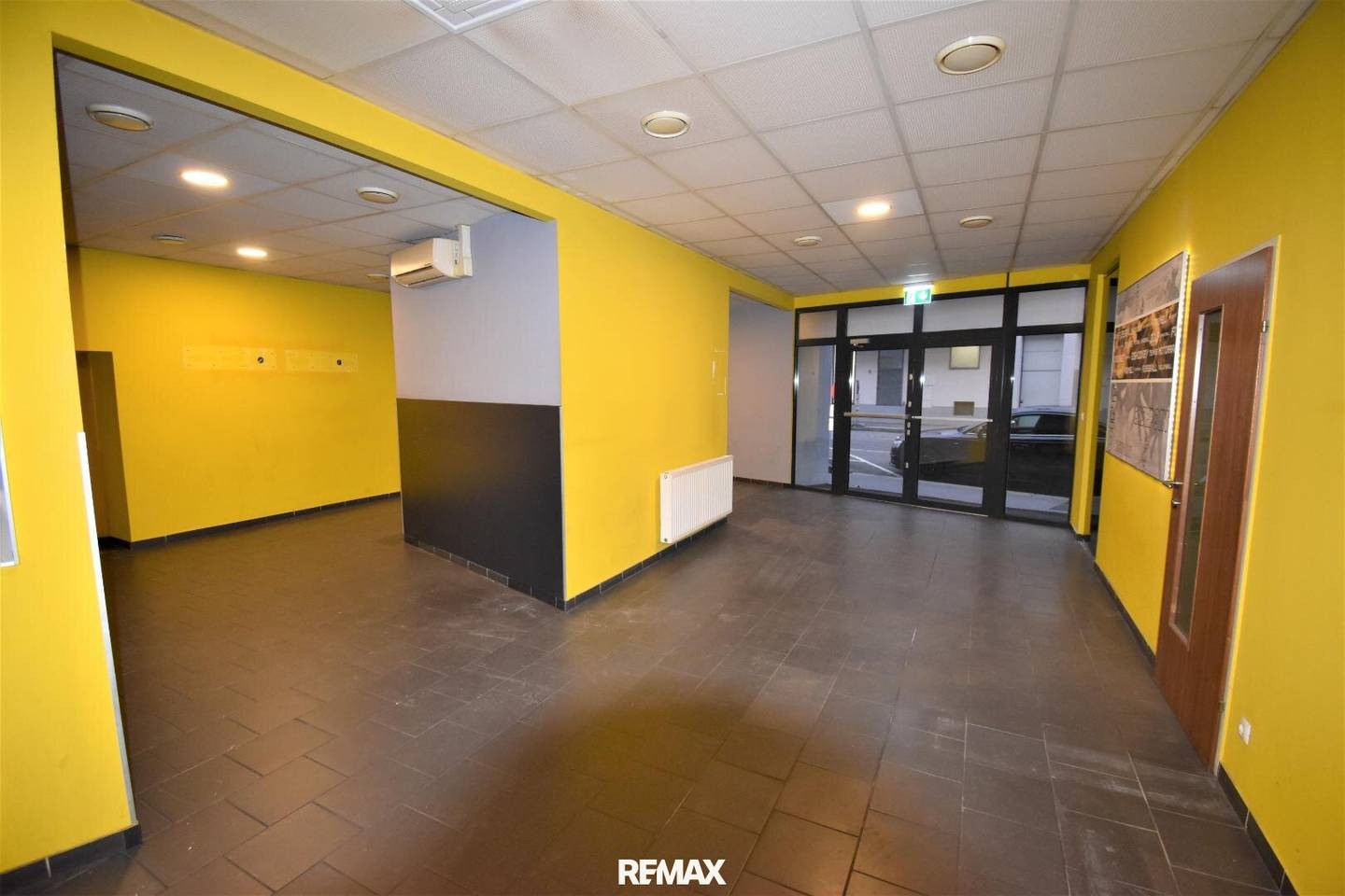 Gewerbeimmobilie mit Geschäftslokal und Büros (586 m² EG + 126 m² OG) in Wien 22., Donaustadt