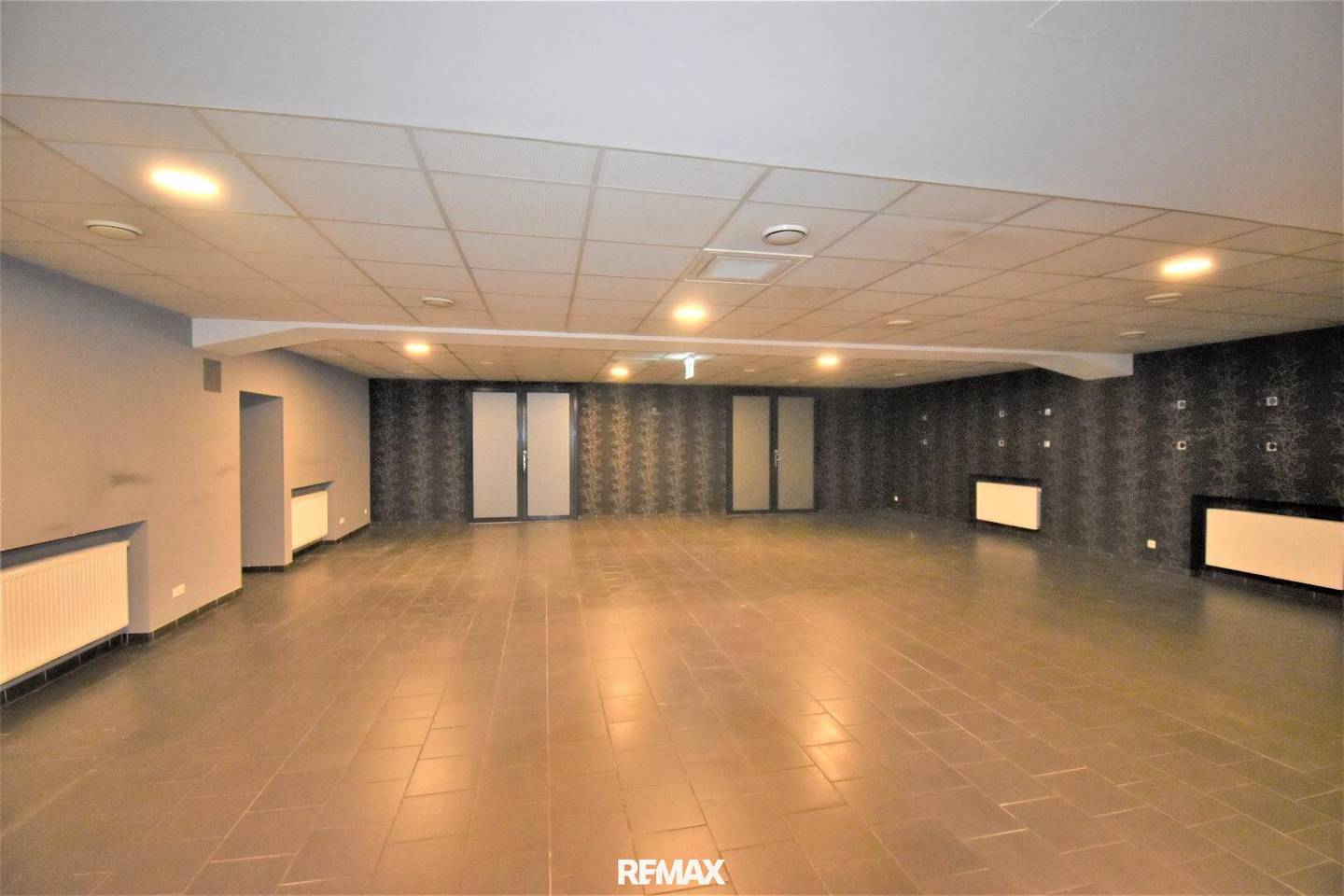 Gewerbeimmobilie mit Geschäftslokal und Büros (586 m² EG + 126 m² OG) in Wien 22., Donaustadt