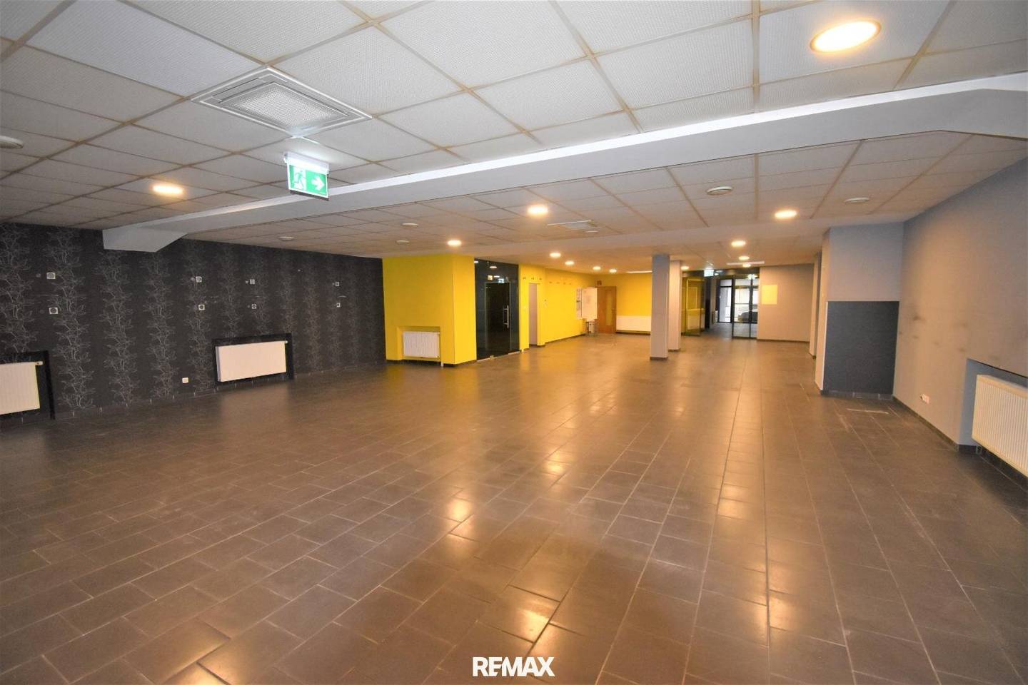Gewerbeimmobilie mit Geschäftslokal und Büros (586 m² EG + 126 m² OG) in Wien 22., Donaustadt