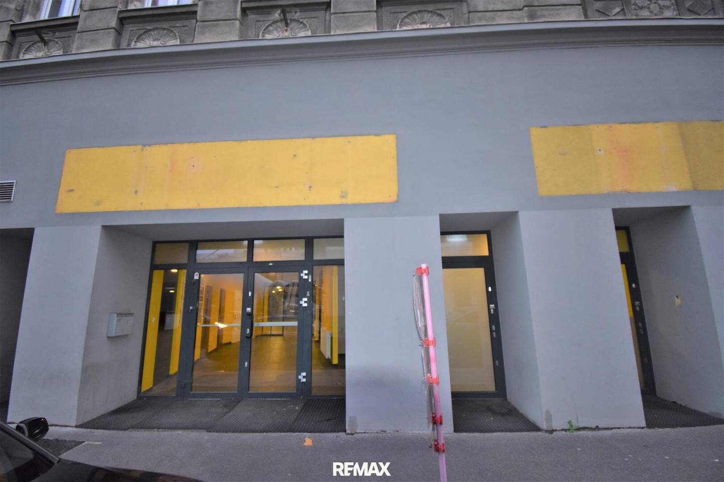 Gewerbeimmobilie mit Geschäftslokal und Büros (586 m² EG + 126 m² OG) in Wien 22., Donaustadt