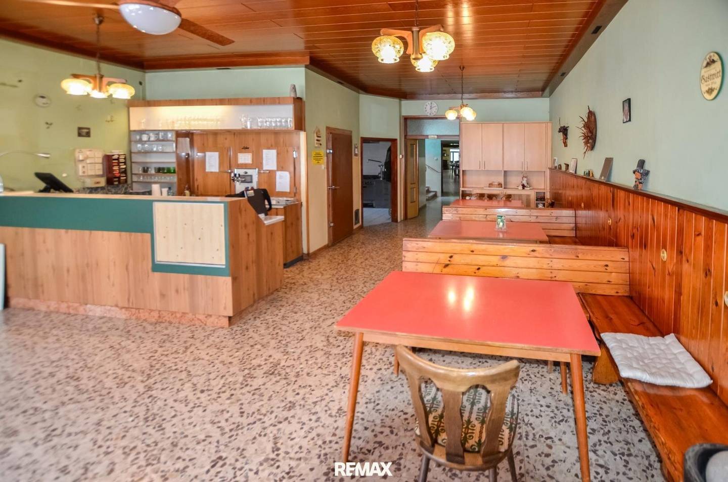 Gasthaus mit Saal, 100 m² Wohnung und 6 Gästezimmern in Wienerherberg