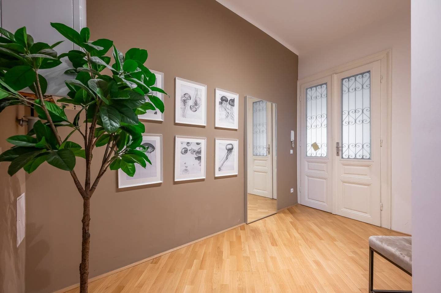 Old building apartment in a Gründerzeit building fully furnished