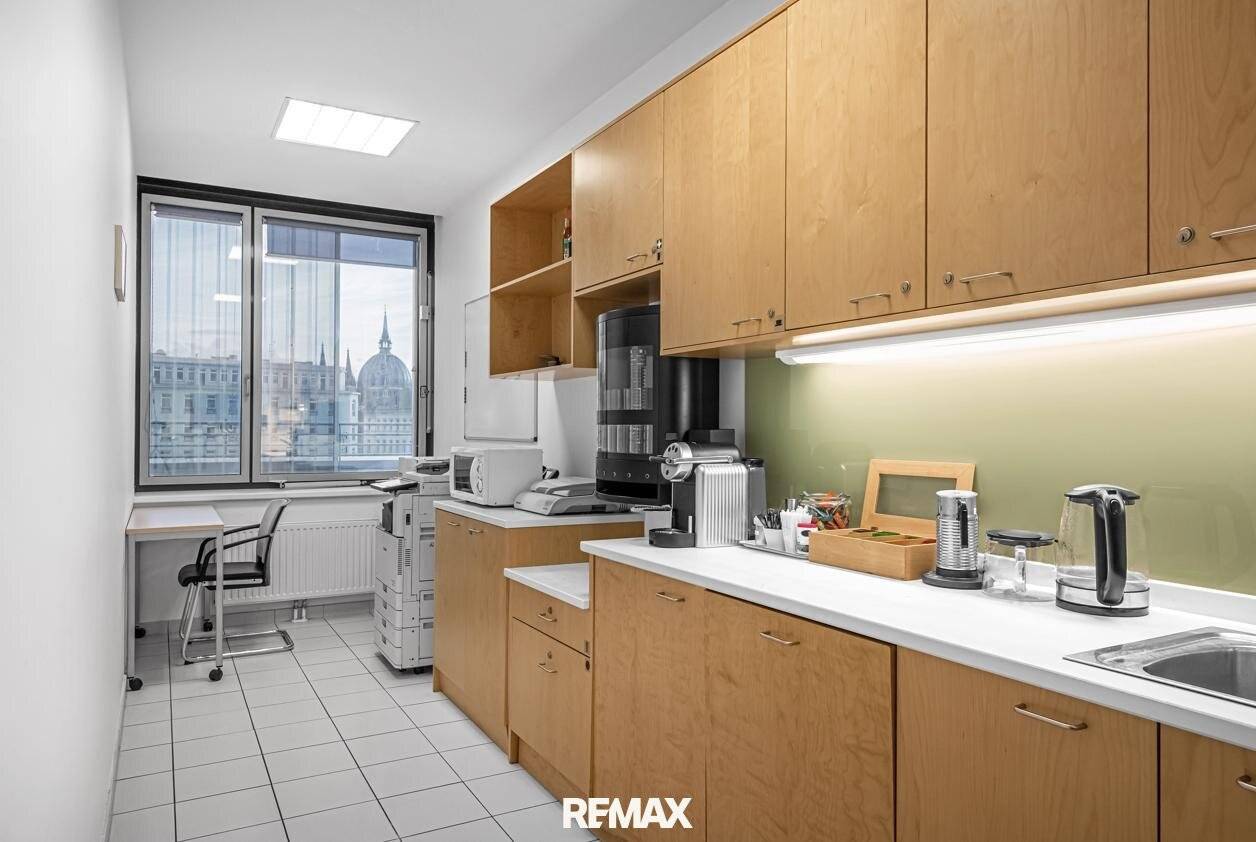 Modern offices at Westbahnhof Vienna, 7-300 m², commission-free