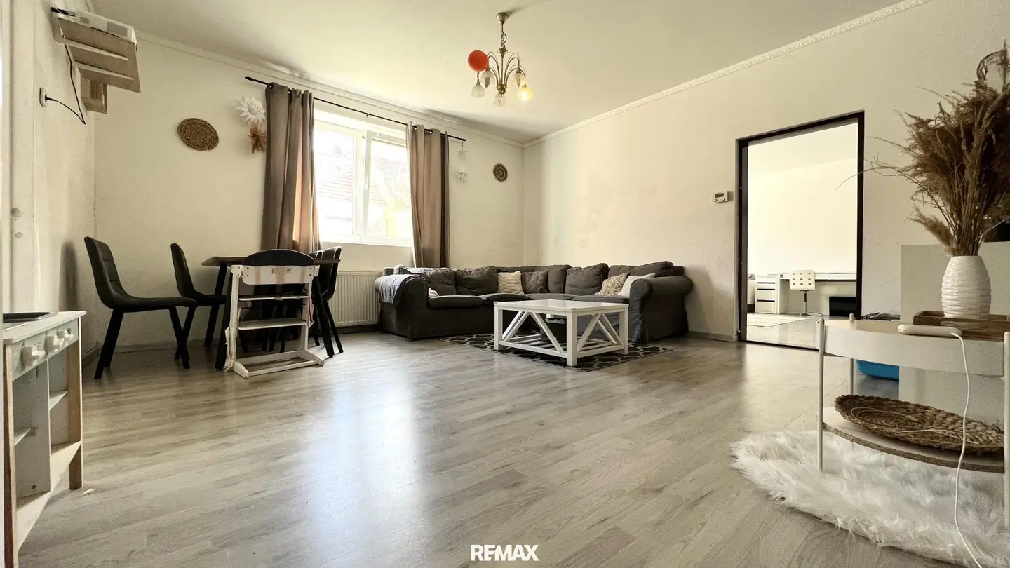 Single-family house with two separate living units in Hundsheim