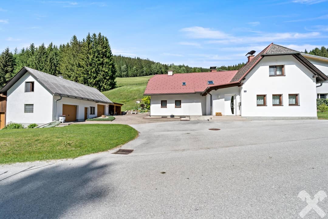 Wohnhaus mit mehreren Nebengebäuden in Langenwang