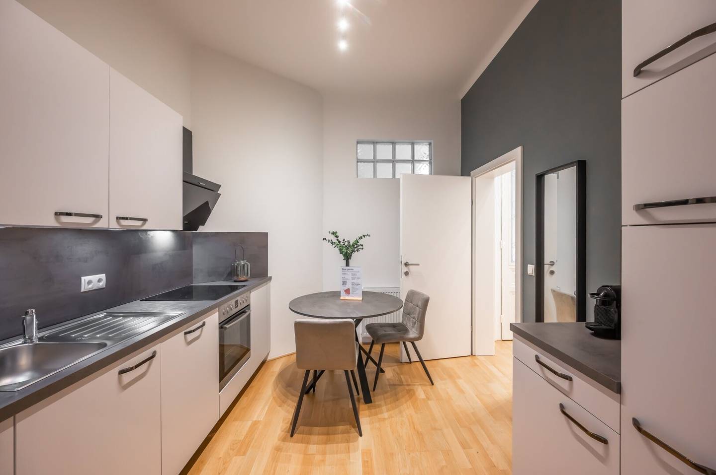Fully furnished historic apartment in a good location near Haydnpark