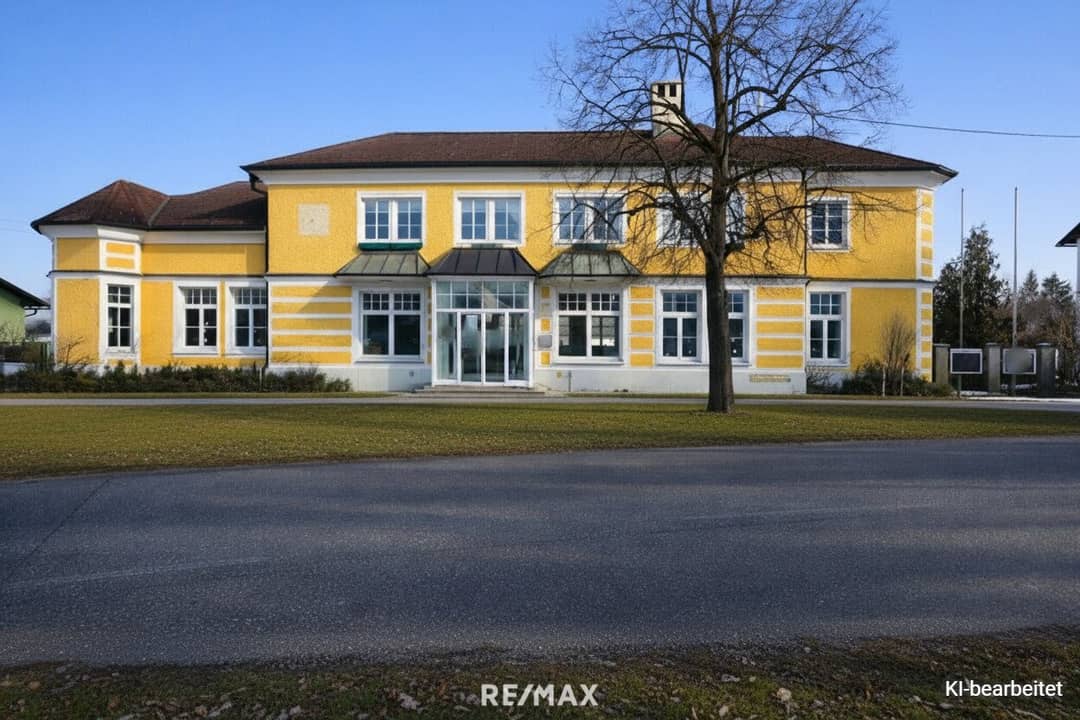 Developable residential and commercial building in Steinerkirchen an der Traun