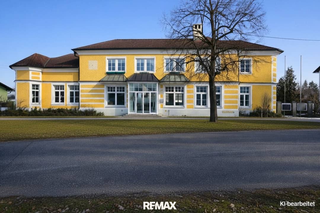 Developable residential and commercial building in Steinerkirchen an der Traun