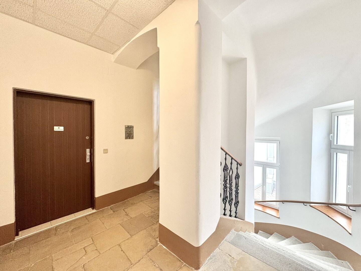 Brilliant location in the 7th district directly at Neubaugasse! Bright 3.5-room old building on the 3rd floor