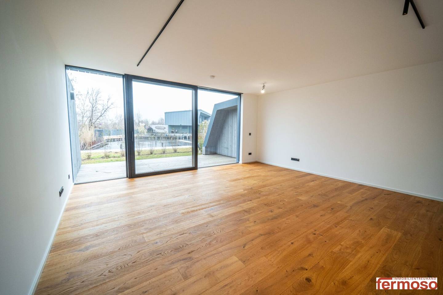 Apartment with Private Garden and Open Kitchen