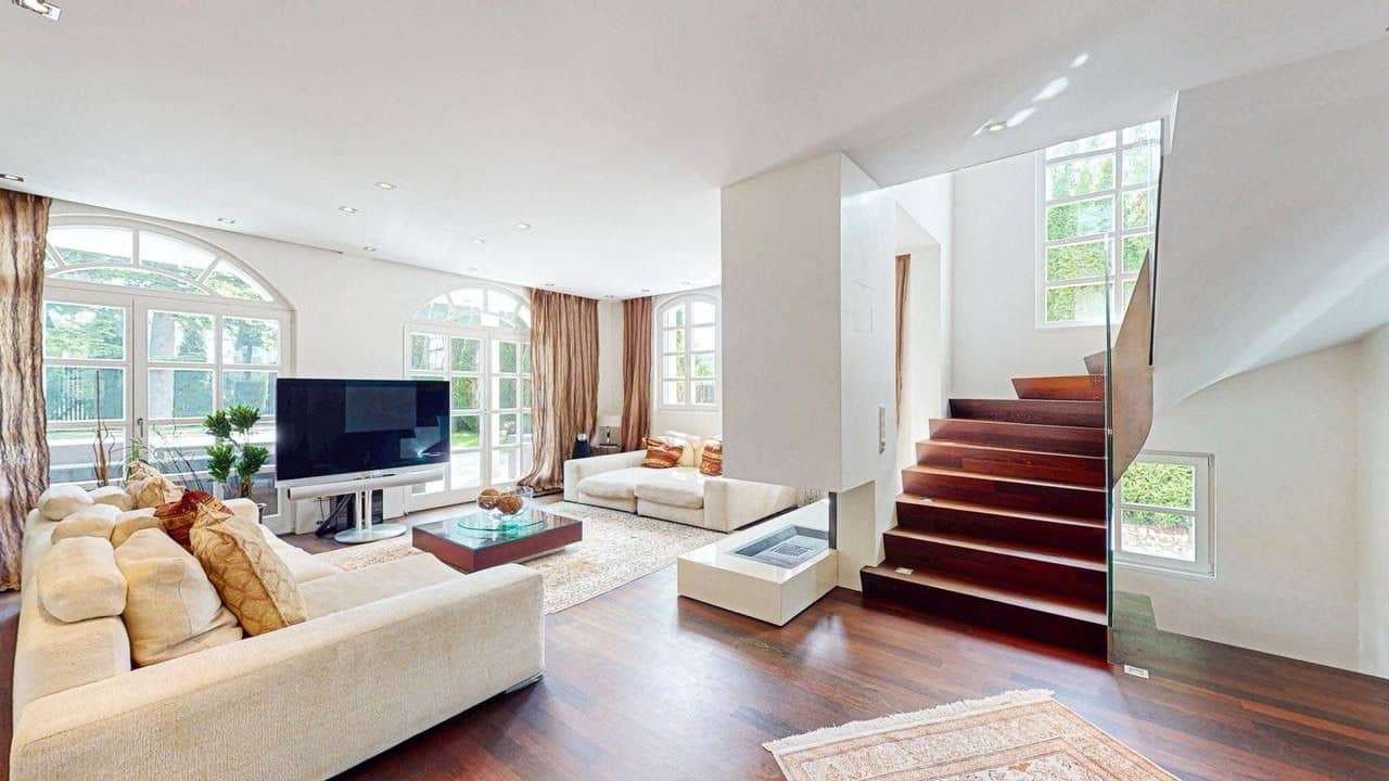 Ikonische Villa mit Infinity Pool in Wiener Grünruhelage