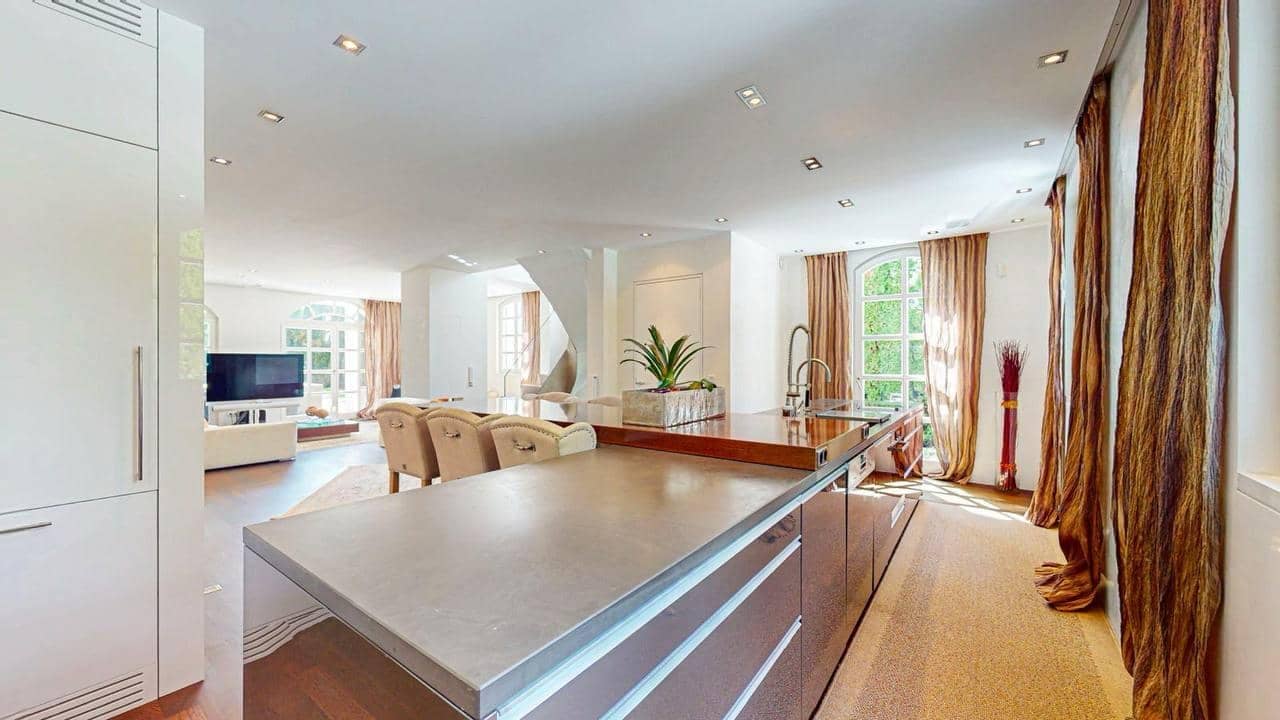 Ikonische Villa mit Infinity Pool in Wiener Grünruhelage