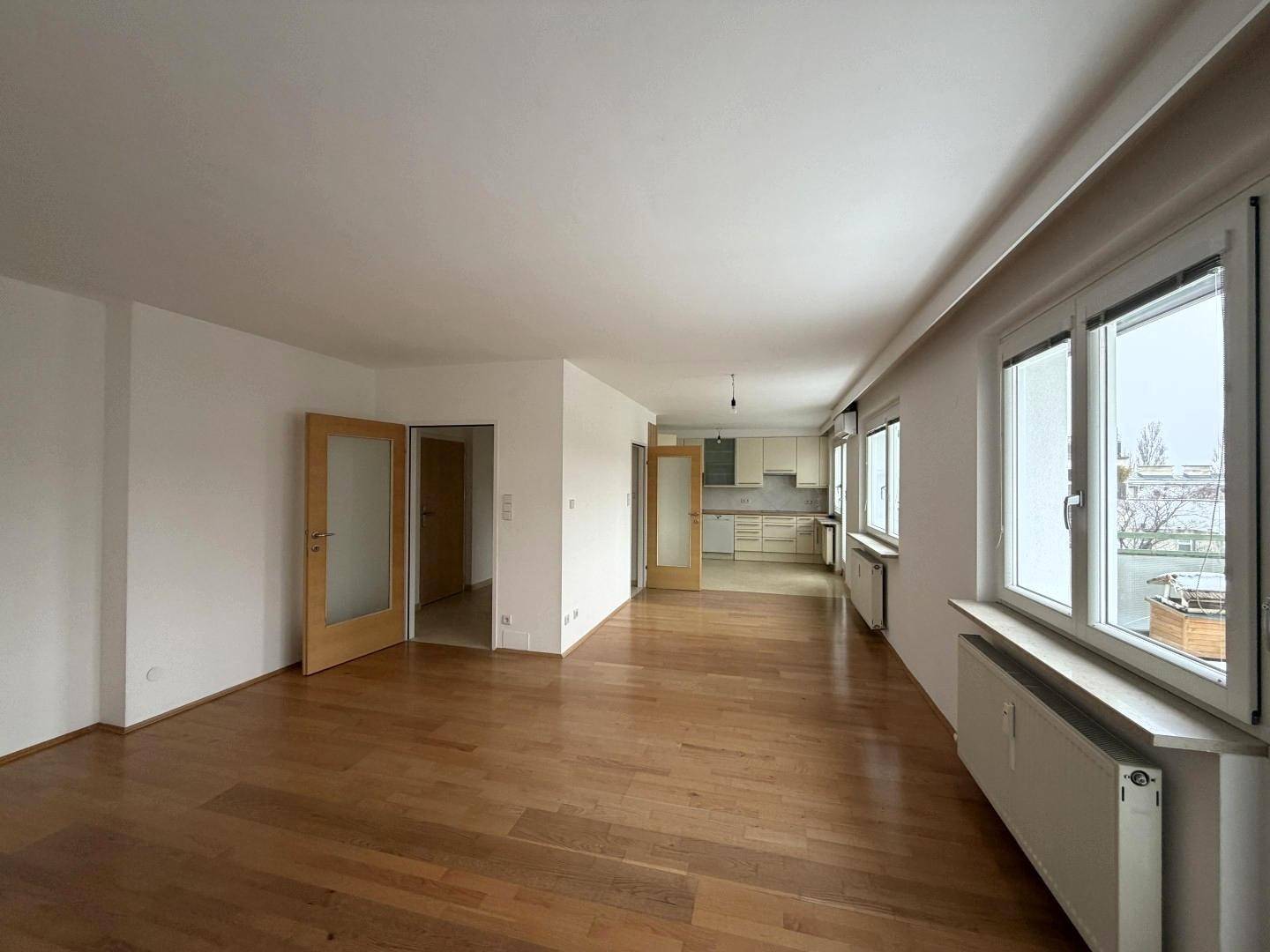 Air-conditioned attic apartment with 4 bedrooms and garage
