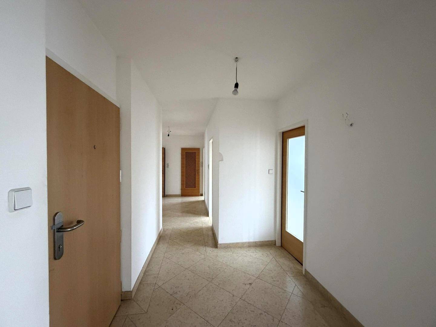 Air-conditioned attic apartment with 4 bedrooms and garage