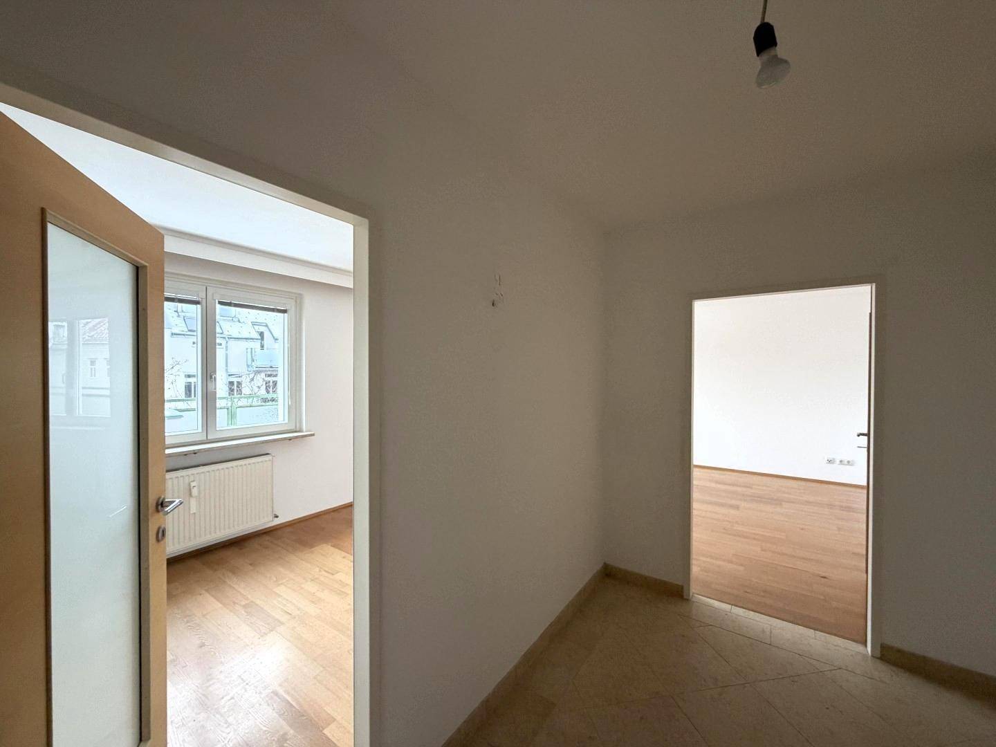 Air-conditioned attic apartment with 4 bedrooms and garage