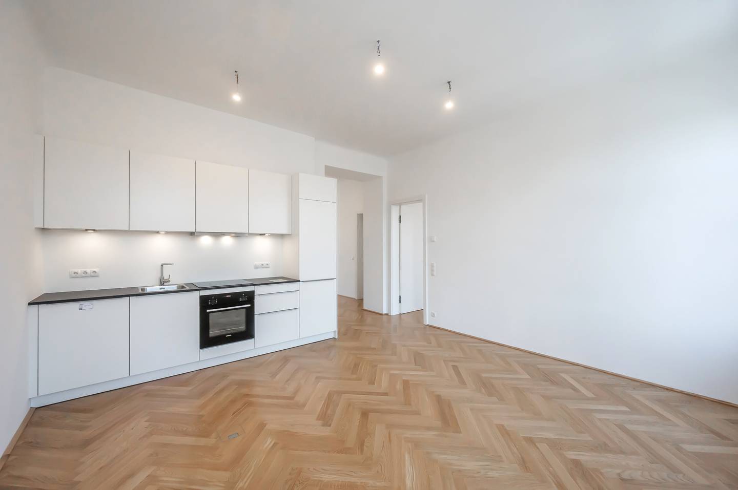 Prime office or practice unit with balcony in Vienna Ottakring