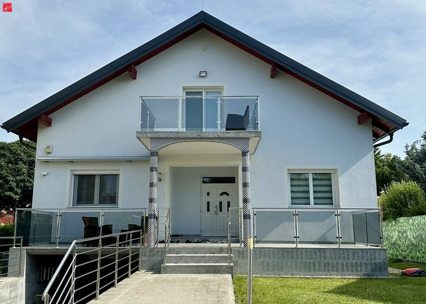 Großes, topausgestattetes Mehrfamilienhaus mit 8 Zimmern, 2 Terrassen, Garten und Wellnessbereich in Oberhausen