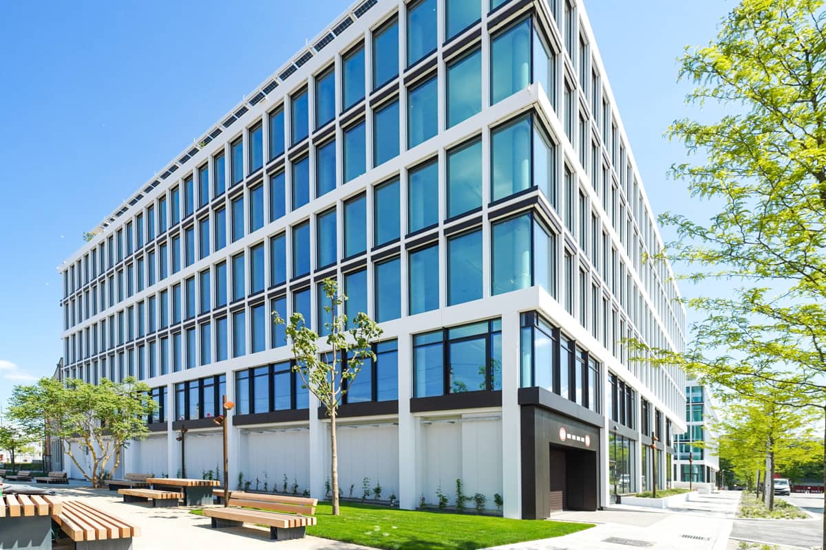 Markante Firmenzentrale mit großzügiger Lobby und Dachterrasse