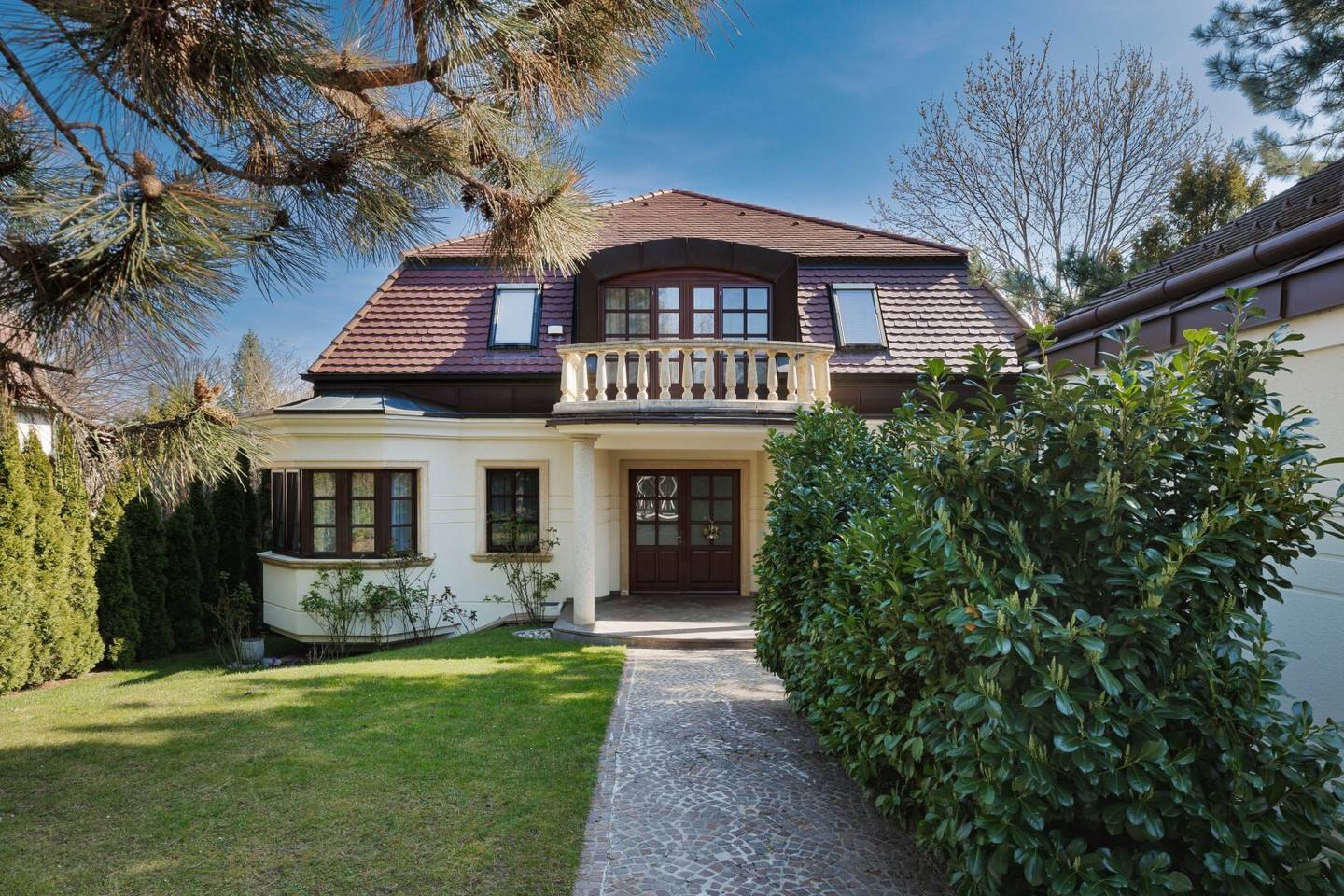 Family villa in Maria Enzersdorf with panoramic view, 495 m² living space