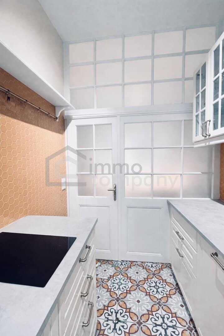 Apartment in historic building near market and U2