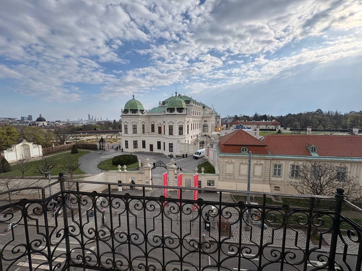 Helle Altbau-Büroflächen mit Blick auf Schloss Belvedere
