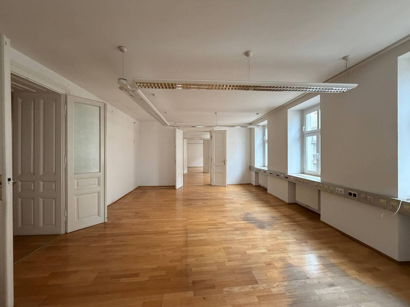 Helle Altbau-Büroflächen mit Blick auf Schloss Belvedere