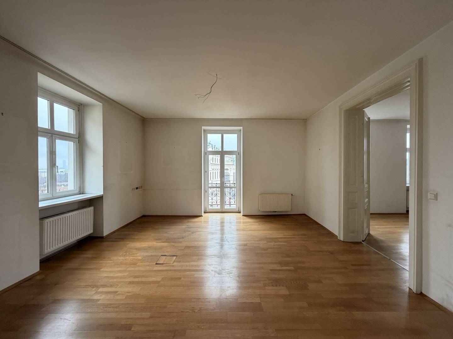 Helle Altbau-Büroflächen mit Blick auf Schloss Belvedere