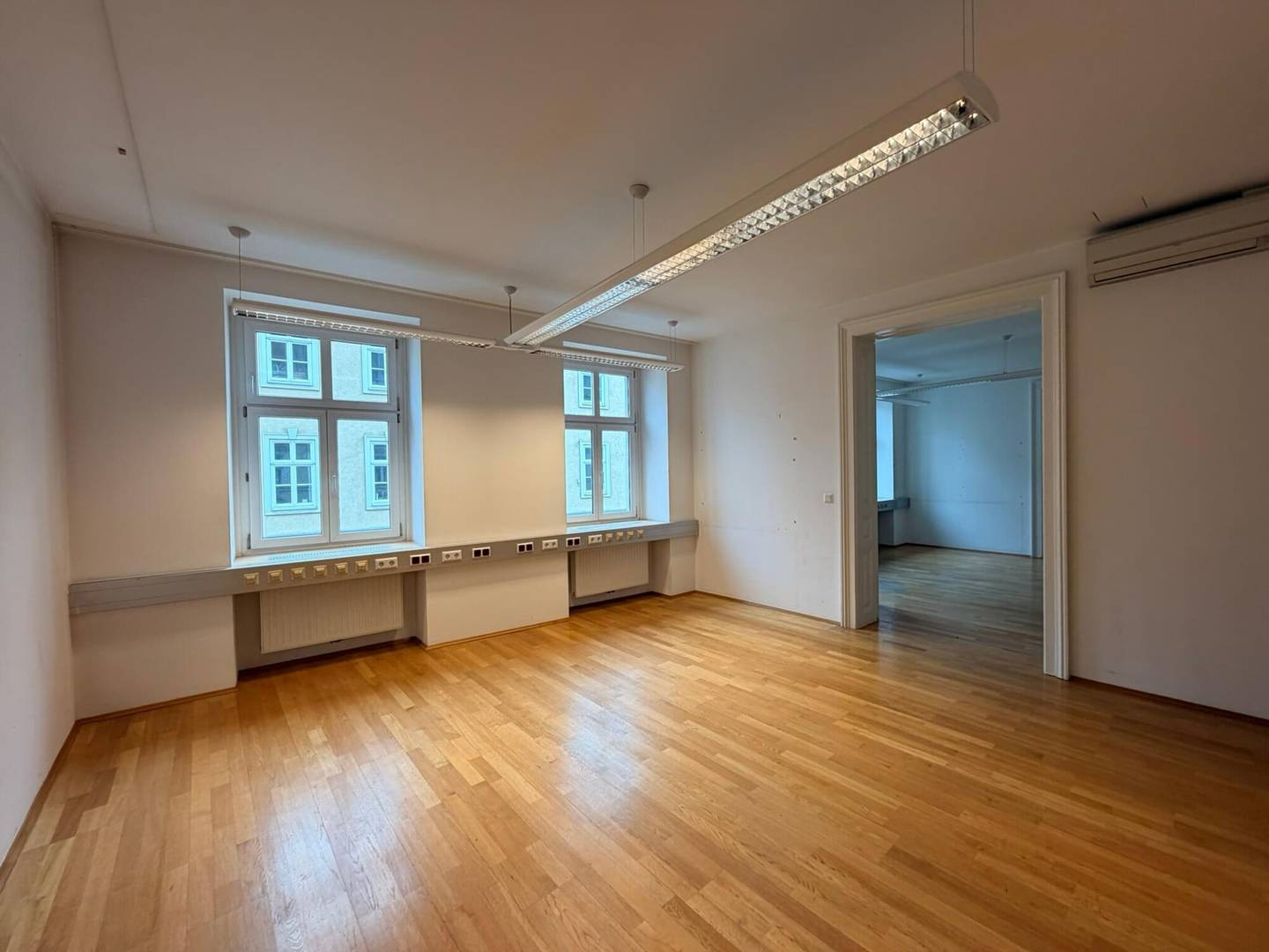 Helle Altbau-Büroflächen mit Blick auf Schloss Belvedere