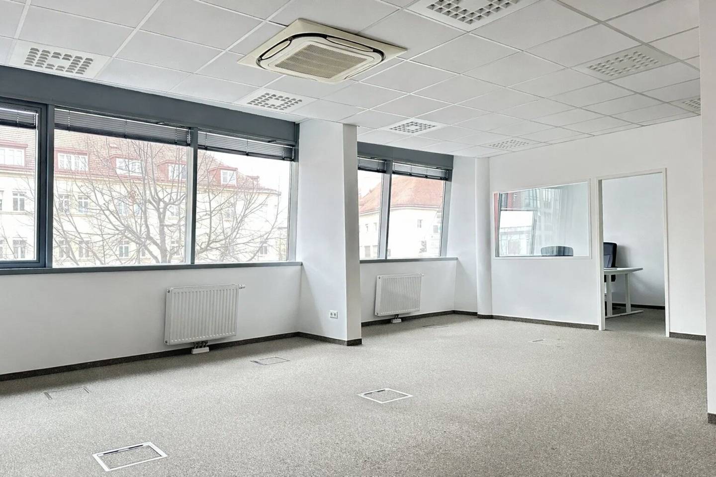 Modern office space 255 m² centrally located in Schwechat, 1st floor