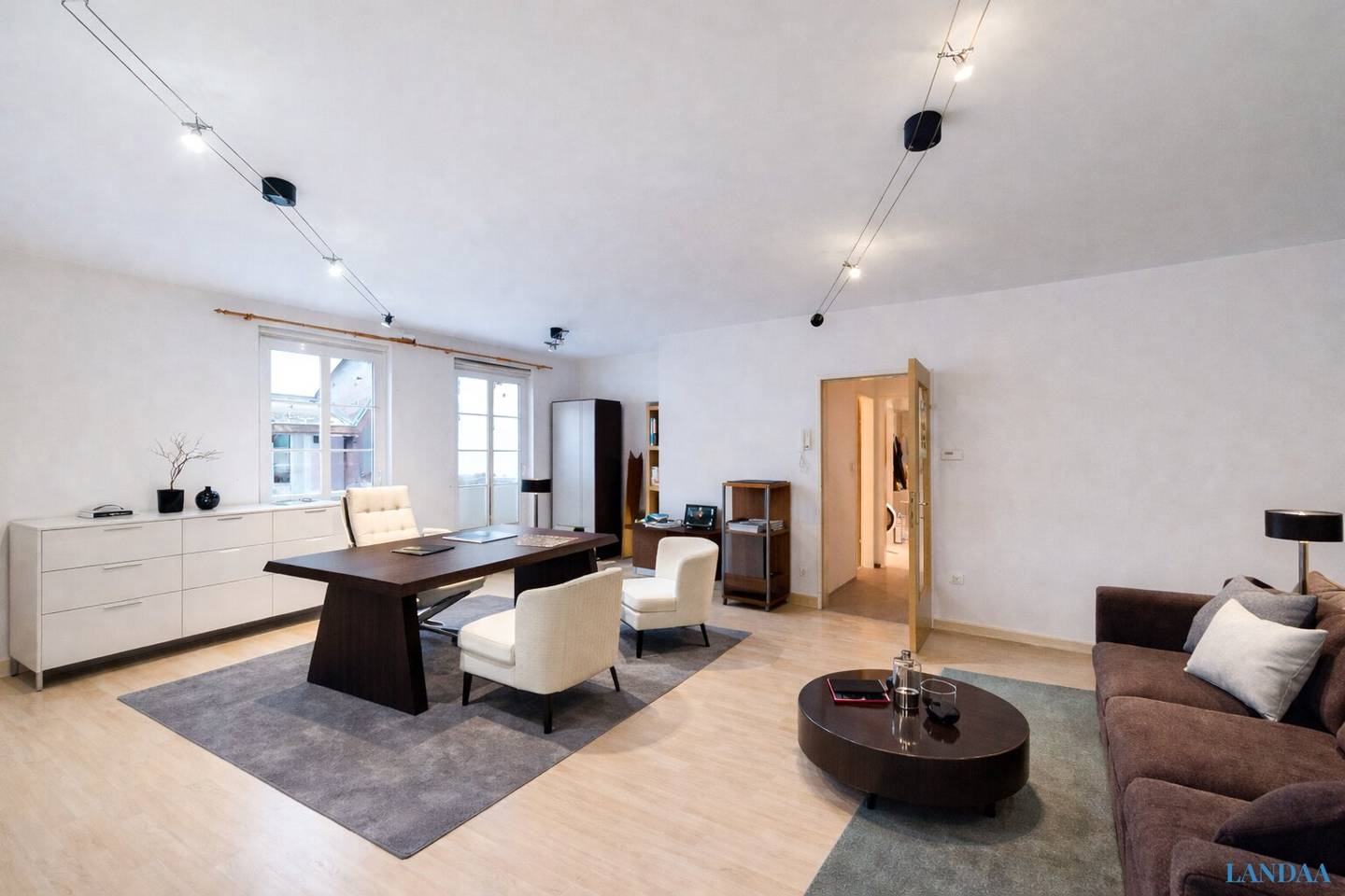 Apartment in central location with flexible use as office or living and near the station
