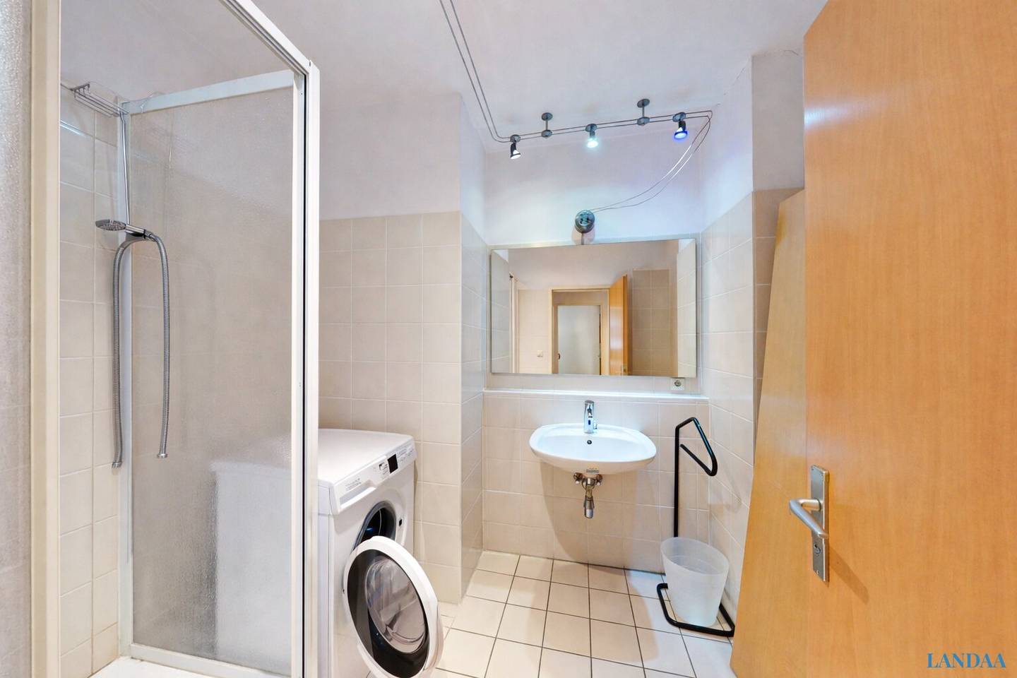 Apartment in central location with flexible use as office or living and near the station