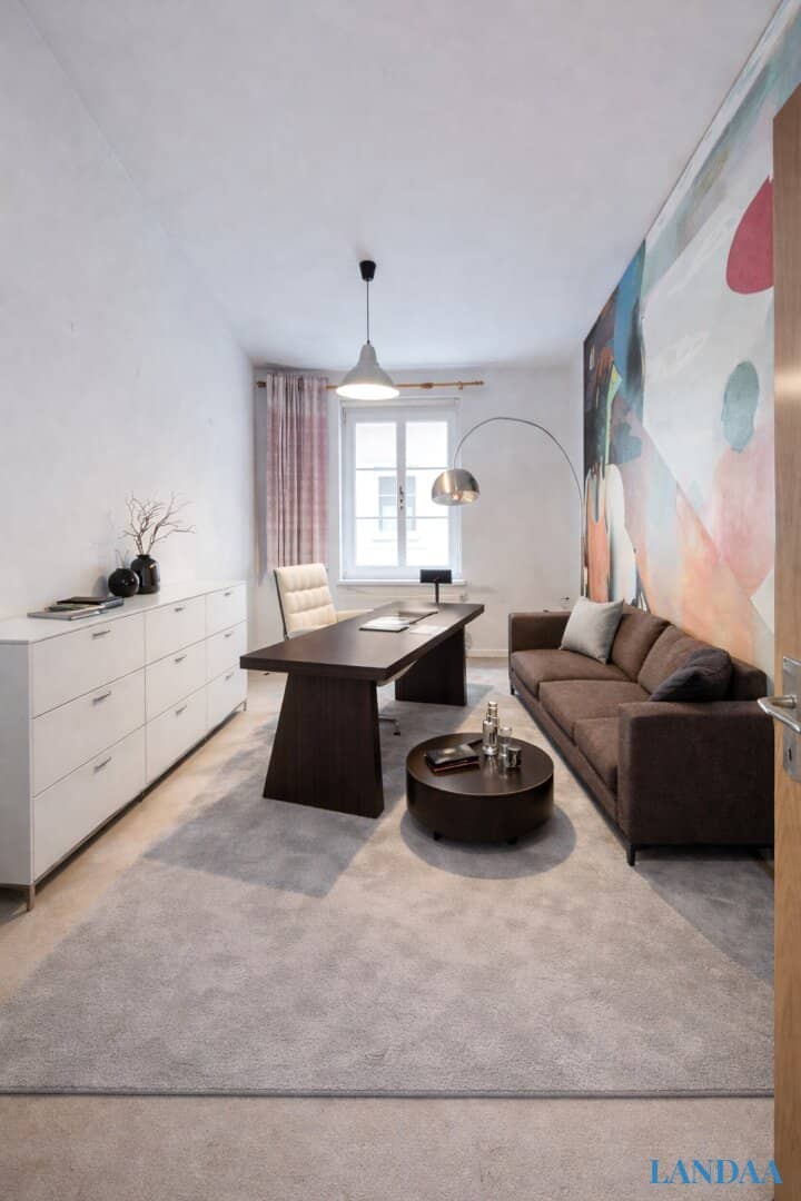 Apartment in central location with flexible use as office or living and near the station