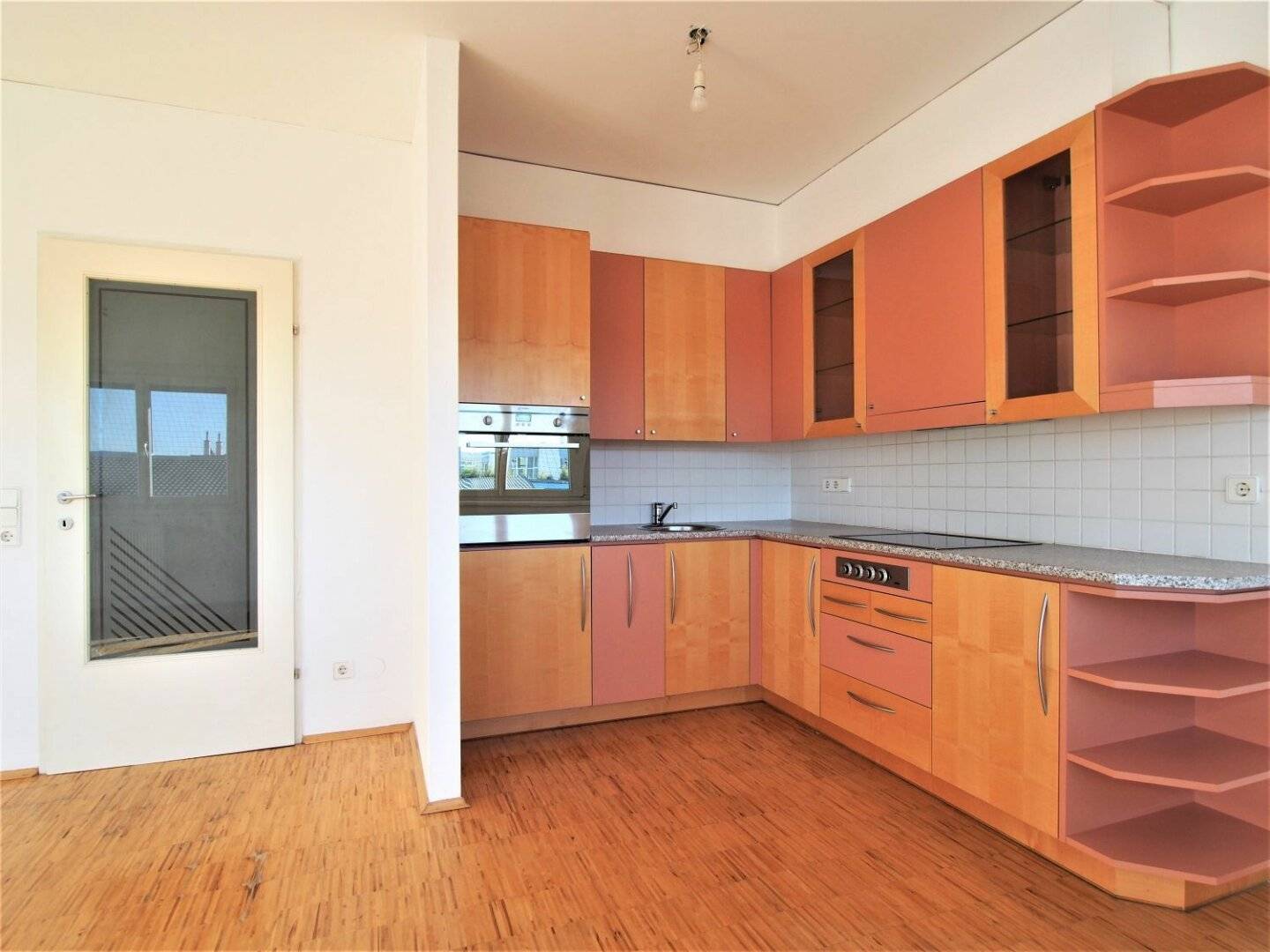 Attic apartment near U6 Siebenhirten with open plan kitchen and living area
