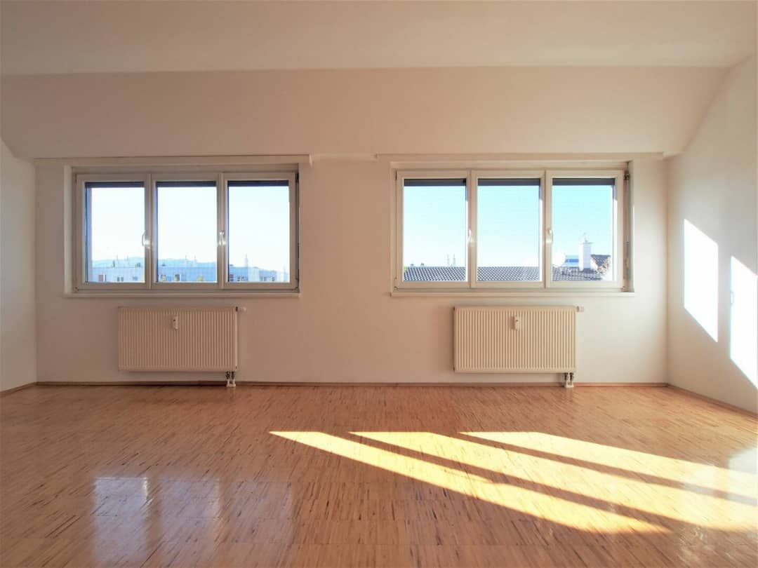 Dachgeschosswohnung nahe U6 Siebenhirten mit einer offenen Wohnküche