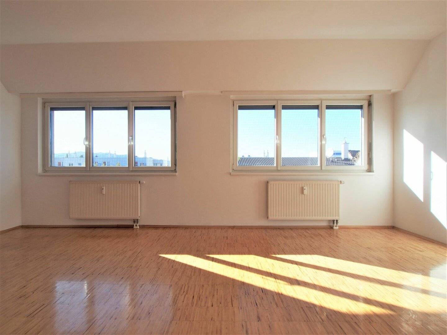 Attic apartment near U6 Siebenhirten with open plan kitchen and living area