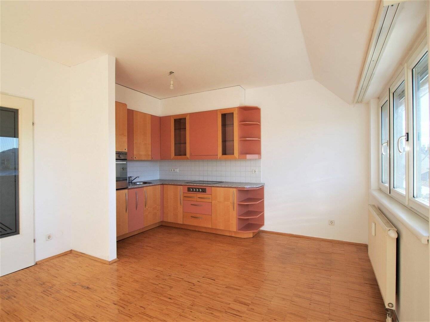 Attic apartment near U6 Siebenhirten with open plan kitchen and living area