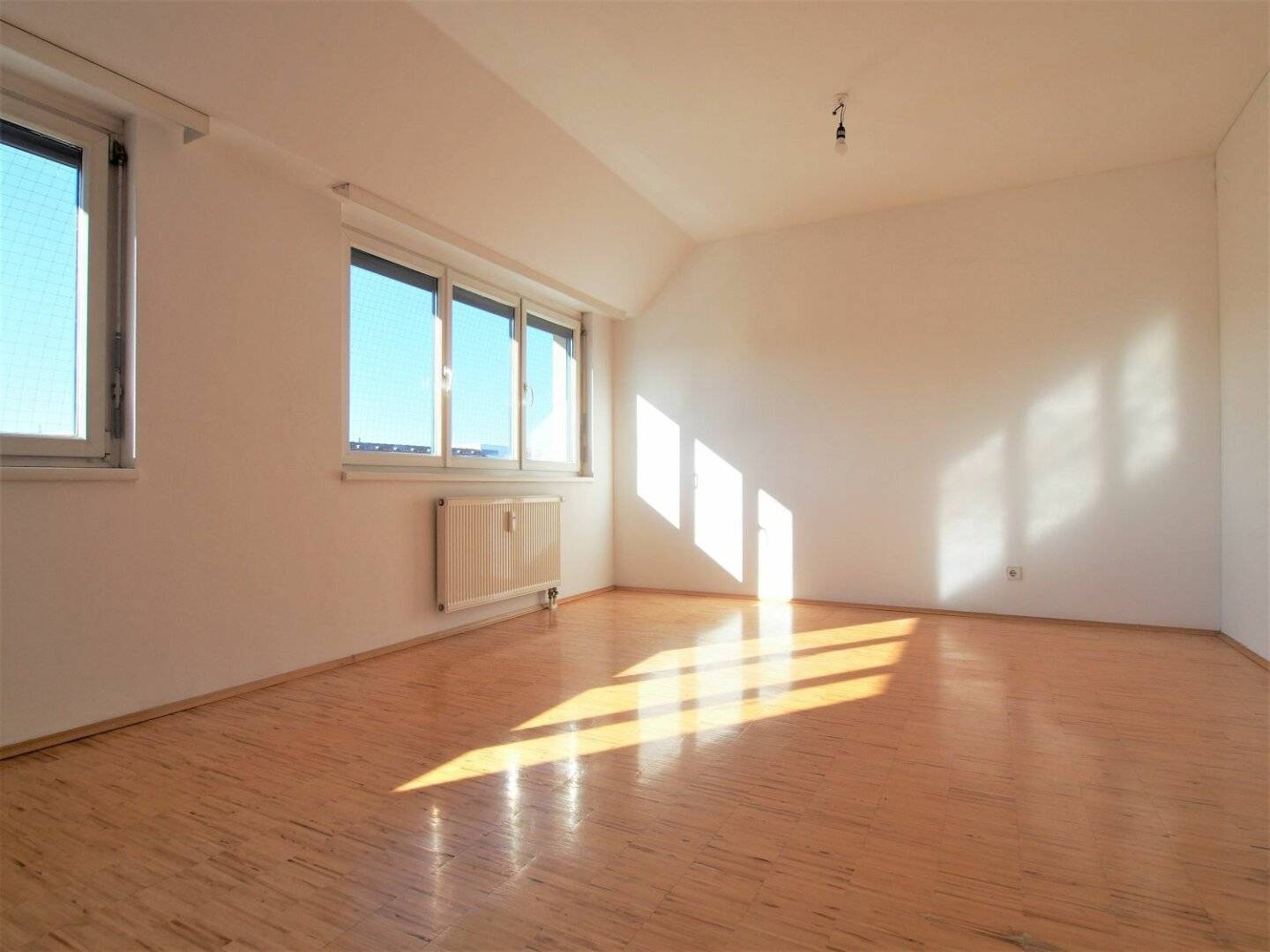 Attic apartment near U6 Siebenhirten with open plan kitchen and living area