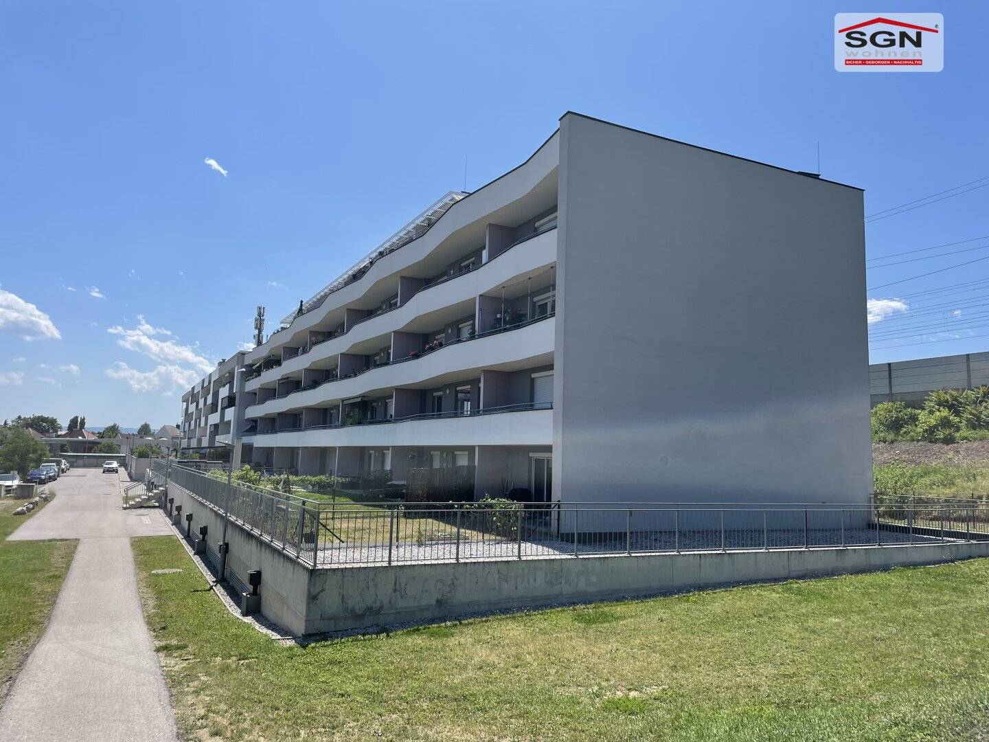 Wohnung mit Loggia Zwei Zimmer Tiefgaragenplatz
