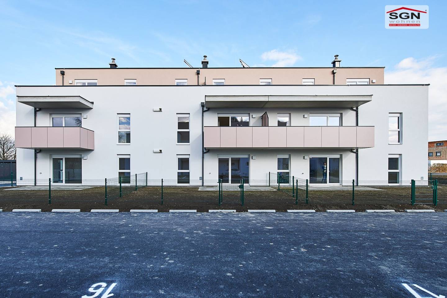 Wohnung mit Terrasse und zwei Stellplätzen