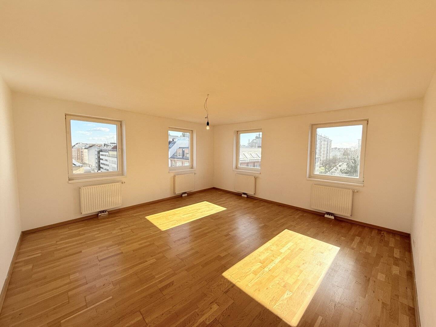 Wohnung mit Raumaufteilung und getrennter Küche