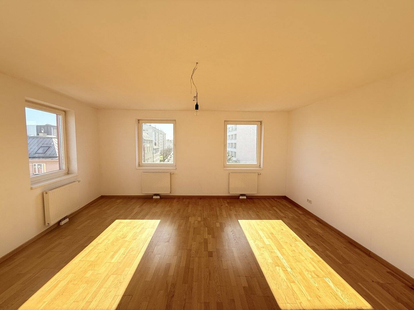Wohnung mit Raumaufteilung und getrennter Küche