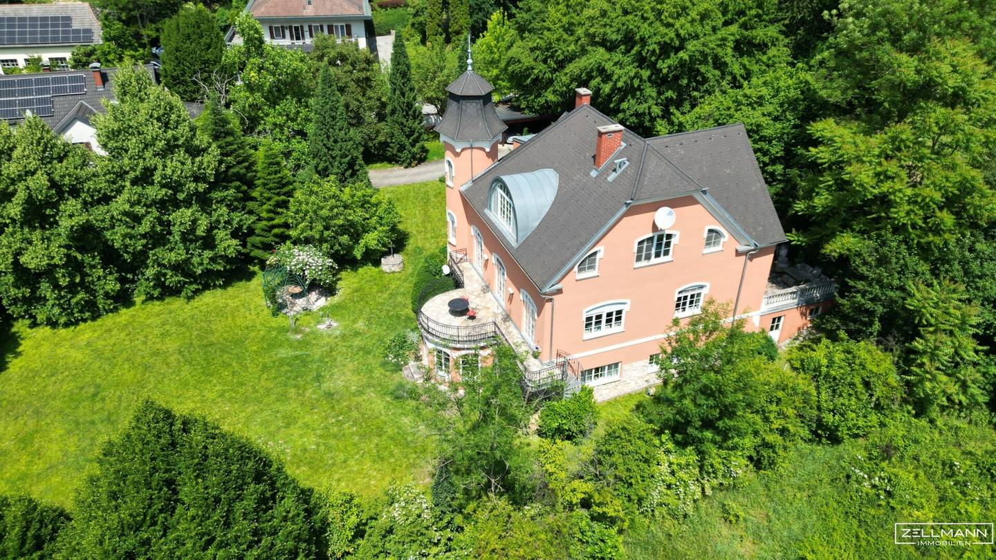 Historische Villa mit Garten und Doppelgarage in ruhiger Lage