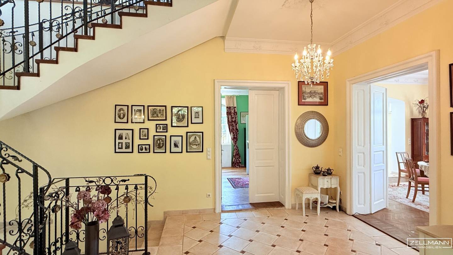 Historische Villa mit Garten und Doppelgarage in ruhiger Lage