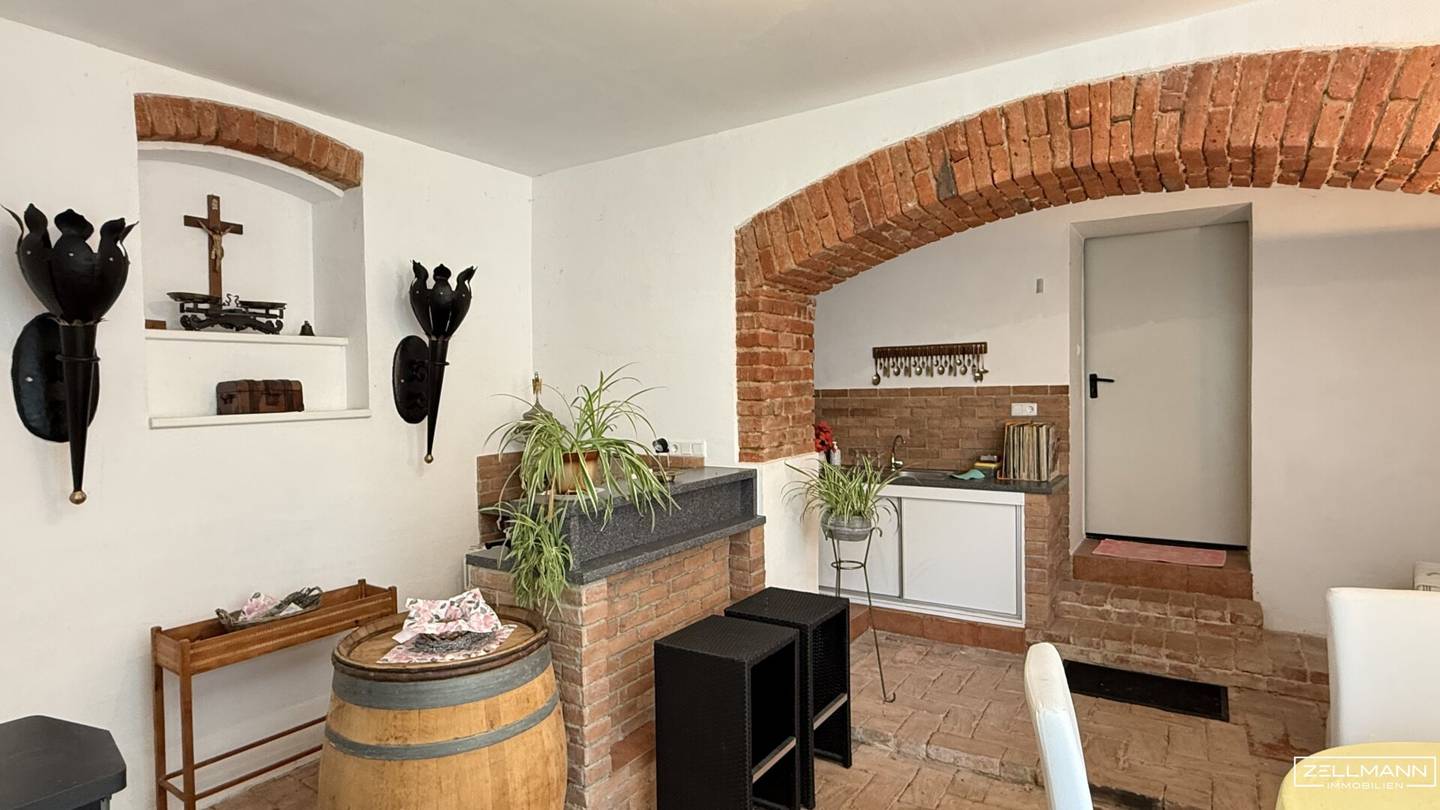 Historische Villa mit Garten und Doppelgarage in ruhiger Lage